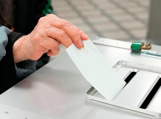 　衆院選の期日前投票をする有権者＝２８日午後、東京都内