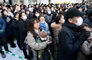 　候補者の街頭演説に集まった人たち＝２８日午後、北海道内