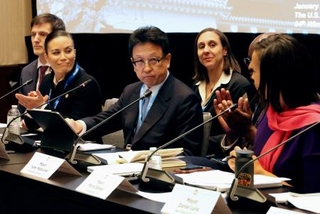 　全米市長会議に参加した大西一史熊本市長（左から３人目）＝２８日、米ワシントン（共同）