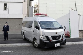 　送検のため、留置施設を出るプロ野球広島の選手羽月隆太郎容疑者を乗せた車＝２９日午前９時２２分、広島市中区