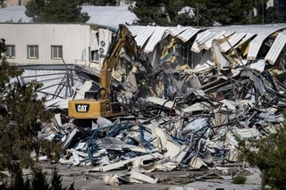 　国連パレスチナ難民救済事業機関（ＵＮＲＷＡ）の建物を破壊するイスラエル当局の重機＝２０日、東エルサレム（ゲッティ＝共同）