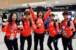 　イタリア・ミラノのマルペンサ空港に到着したミラノ・コルティナ冬季五輪フィギュアスケート代表の（左から）吉田唄菜、森田真沙也、坂本花織、鍵山優真、佐藤駿。３０日で開幕まで１週間＝２９日（共同）