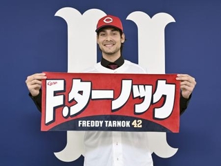 　ポーズをとる広島・ターノック＝２９日、マツダスタジアム