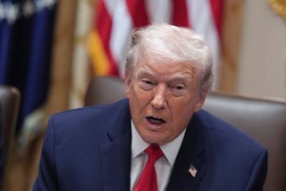 　ホワイトハウスで閣議に臨むトランプ大統領＝２９日、ワシントン（ＡＰ＝共同）