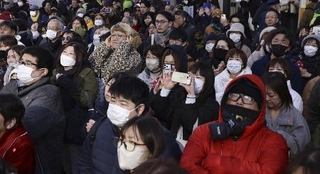 　大阪市長選が告示された２５日、街頭演説を聞く有権者ら＝大阪市中央区