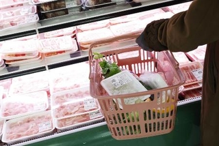 　スーパーを訪れた買い物客＝１９日、東京都練馬区のアキダイ関町本店