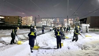 　線路を除雪する作業員ら＝２８日、札幌市（ＪＲ北海道提供）