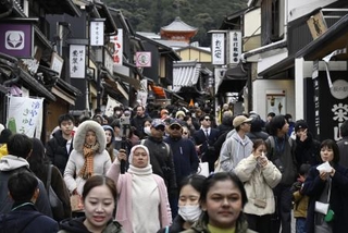 　多くの観光客で混み合う京都・清水寺近くの清水坂＝２０日