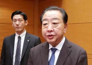 　記者団の取材に応じる中道改革連合の野田共同代表＝３０日午前、京都市
