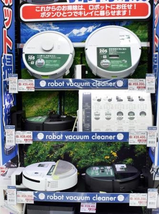 　家電量販店の店頭に並ぶ米アイロボットの製品＝１６日、東京都千代田区
