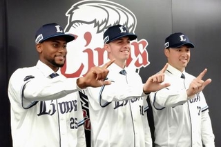 　西武の入団記者会見で、撮影に応じる（右から）林安可、アラン・ワイナンス、アレクサンダー・カナリオ＝３０日、埼玉県所沢市