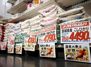 　スーパーの店頭に並んだコメ＝昨年４月、埼玉県越谷市