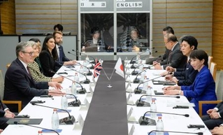 　会談する高市首相（右端）とスターマー英首相（左端）＝３１日夜、首相官邸