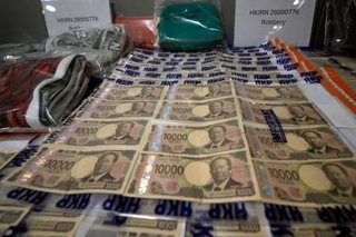 　香港警察が報道陣に公開した、強奪事件で押収した証拠品＝３１日、香港（共同）