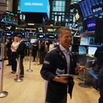 　ニューヨーク証券取引所のトレーダーら＝２０２５年１２月３０日（ゲッティ＝共同）