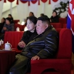 　新年を祝う公演を鑑賞する北朝鮮の金正恩朝鮮労働党総書記（手前右）と娘＝２０２５年１２月３１日、平壌のメーデースタジアム（朝鮮中央通信＝共同）