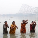 　ガンジス川で沐浴する女性ら＝２０２５年１２月８日、インド東部コルカタ（ロイター＝共同）