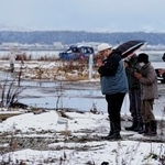 　能登半島地震の発生時刻に手を合わせる人たち＝１日午後４時１０分、石川県珠洲市宝立町