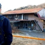 　８１歳女性の遺体が発見された空き家＝１日午後３時４４分、群馬県富岡市