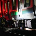 　埼玉県白岡市の踏切で乗用車と衝突し、一部が脱線したＪＲ宇都宮線の電車＝１日午後５時５６分