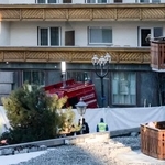 　火災が起きた現場を調べる警察官ら＝１日、スイス・クランモンタナ（ＡＬＥＳＳＡＮＤＲＯ　ＤＥＬＬＡ　ＶＡＬＬＥ／ＫＥＹＳＴＯＮＥ提供・ＡＰ＝共同）