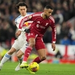 　リバプール戦でプレーするリーズの田中碧（左）＝１日、リバプール（ＡＰ＝共同）