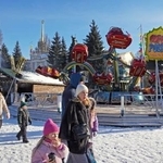 　遊園地を訪れた市民ら＝１日、キーウ市南部（共同）