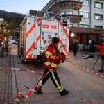 　火災現場近くに張られた規制線＝２日、クランモンタナ（ロイター＝共同）