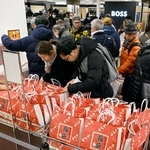 　そごう横浜店の初売りで、福袋を買い求める人たち＝２日午前