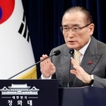 　２日、記者会見する韓国大統領府の魏聖洛国家安保室長＝ソウル（聯合＝共同）