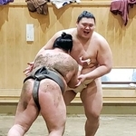 　新年最初の稽古を行った横綱大の里（奥）＝二所ノ関部屋