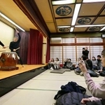 　石川県輪島市名舟町で開かれた伝統芸能「御陣乗太鼓」の打ち初め式＝２日午前