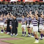 　京産大に勝利し、あいさつする明大フィフティーン＝ＭＵＦＧ国立