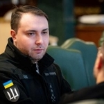 　ウクライナ大統領府が２日提供した、ゼレンスキー大統領と話すブダノフ国防省情報総局長の写真（ロイター＝共同）