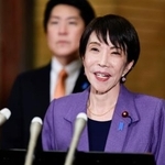 　トランプ米大統領との電話会談後、記者団の取材に応じる高市首相＝２日夜、首相公邸