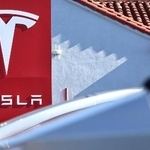 　テスラのロゴ（ゲッティ＝共同）