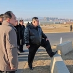 　北朝鮮北西部新義州で完成が近づく、同国最大規模の温室農場を訪れた金正恩朝鮮労働党総書記（右）＝２日（朝鮮中央通信＝共同）