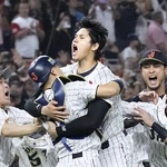 　２０２３年３月、米国を破ってＷＢＣ優勝を決め、ナインと喜ぶ大谷翔平（中央）＝マイアミ