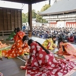 　京都市東山区の八坂神社で行われた新春恒例の「かるた始め式」＝３日午後