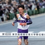 　６位でゴールする駒大の佐藤圭汰＝東京・大手町