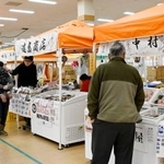 　商業施設に出店する店舗で行われた「出張輪島朝市」の初売り＝３日午前、石川県輪島市