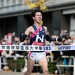 　１０位でゴールする日大の大仲竜平＝東京・大手町