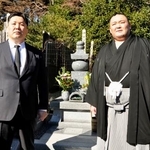 　先代師匠の墓参りをした朝乃山（右）と高砂親方＝３日、東京都内