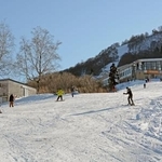 　訪日スキー客らが訪れる新潟県湯沢町の湯沢高原スキー場＝２０２５年１２月