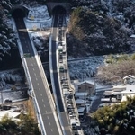 　雪の影響で渋滞する山陽自動車道上り線の岩国ＩＣ付近＝３日午前１１時１分、山口県岩国市（共同通信社ヘリから）