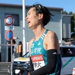 　昨年２月に亡くなったチームメートの皆渡星七さんの名前をもじった「★７」を腕に記した青学大・佐藤愛斗＝神奈川県平塚市（代表撮影）