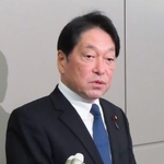 　イスラエルへの出発前に取材に応じる自民党の小野寺安全保障調査会長＝４日夜、成田空港