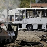 　３日、ベネズエラ首都カラカスの軍基地で破壊された車両（ロイター＝共同）