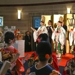 　大阪取引所の大発会で「大株締め」をする今宮戎神社の福娘ら＝５日午前