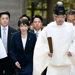 　伊勢神宮内宮の参拝に向かう高市首相（左から２人目）＝５日午後、三重県伊勢市